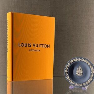 Wedgwood Jasperware Canadian Constitution Commemorative Presentation QEII.